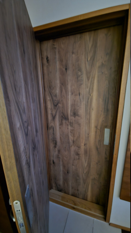 房間內有一道神奇的門，原來是家庭房