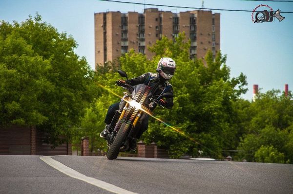 Когда мотоцикл находится в движении в устойчивом положении равновесия