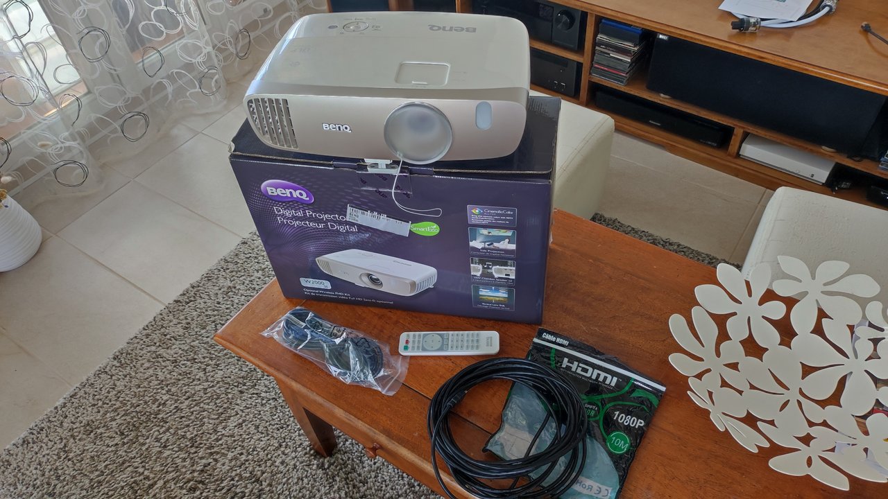 Vendu] Vidéoprojecteur Benq W2000 avec 2 lampes neuves + cable HDMI 10M 350  euros