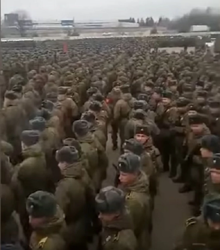 PROCURIO SNIMAK Novi problem za Putina: Na hiljade ruskih vojnika u karantinu nakon što su bili BEZ IJEDNE MASKE na probi parade (VIDEO) 1-1
