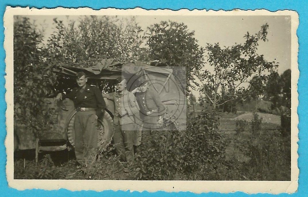Panzer, Tank, Mannschaft StuG vor Kübelwagen in 