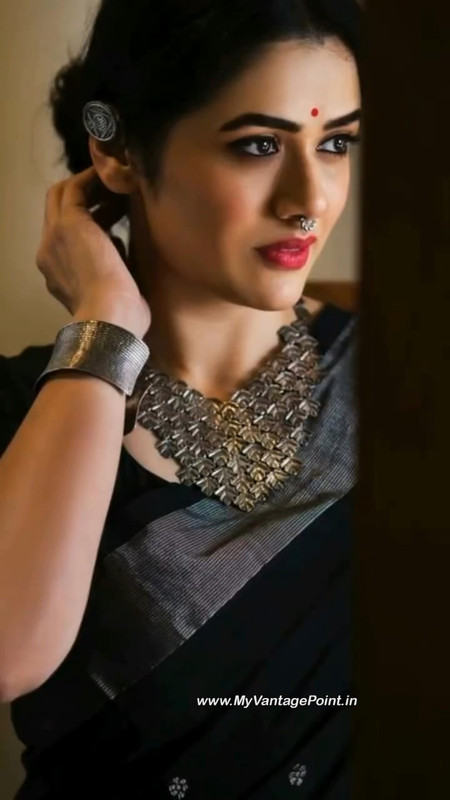 3-Actress-Girija-Oak-Godbole-Photos-Wallpapers-My-Vantage-Point