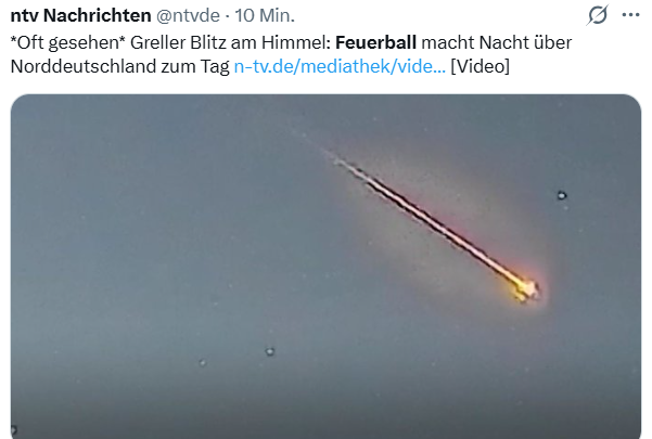 Feuerball am Nachthimmel