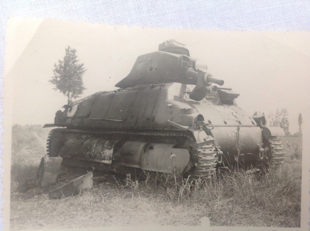 Abgeschossener Französischer 421 Panzer Fs 35 Sa