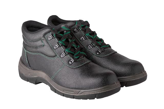 Як правильно обрати спецвзуття для будівництва, виробництва та складу