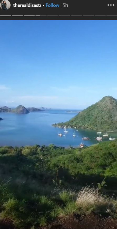 Dian Sastro jalan-jalan di Labuan Bajo