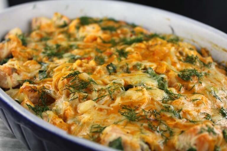 Spaghetti-Lachs Auflauf mit Frühlingszwiebeln Spaghetti-Lachs Auflauf mit Frühlingszwiebeln