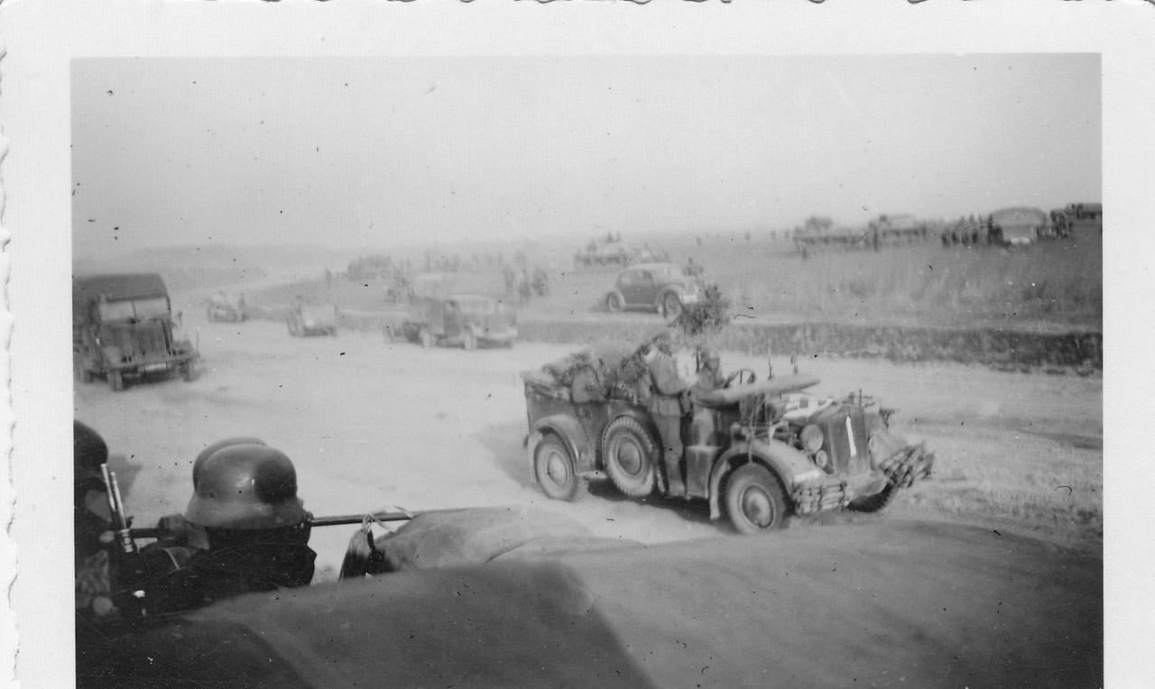 Wehrmacht Kübelwagen mit Kommandeur der Nachrich