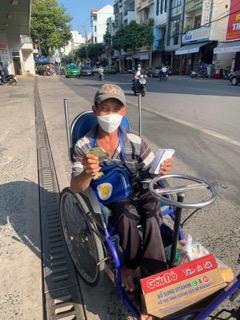 Phát tiền cho những người bán vé số 6