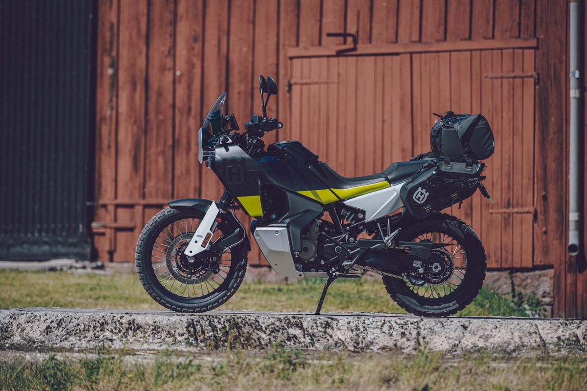 Большой фотосет мотоцикла Husqvarna Norden 901 2022