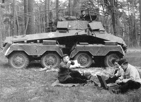 SdKfz 263 del 79º batallon de transmisiones.Uno de los soldados usa la maquina ENIGMA. Poznan mayo 1941