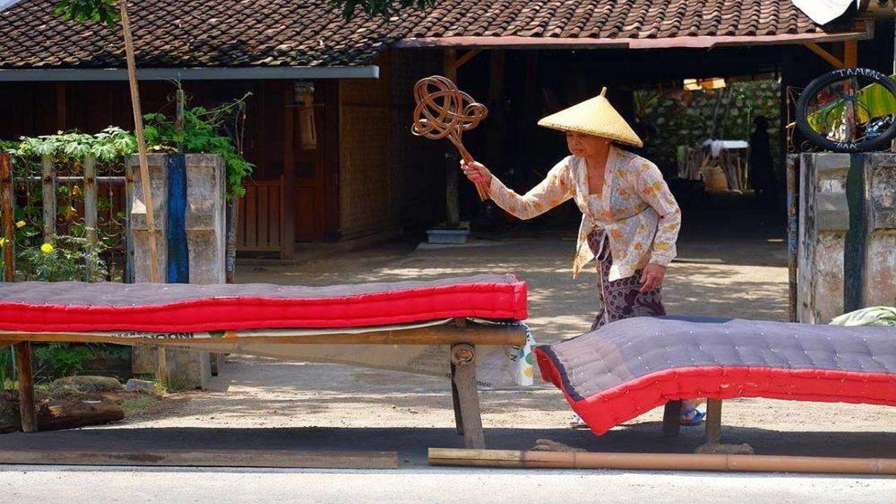 Keunikan Tradisi Mepe Kasur: Simbol Pembersihan dan Keharmonisan Sosial