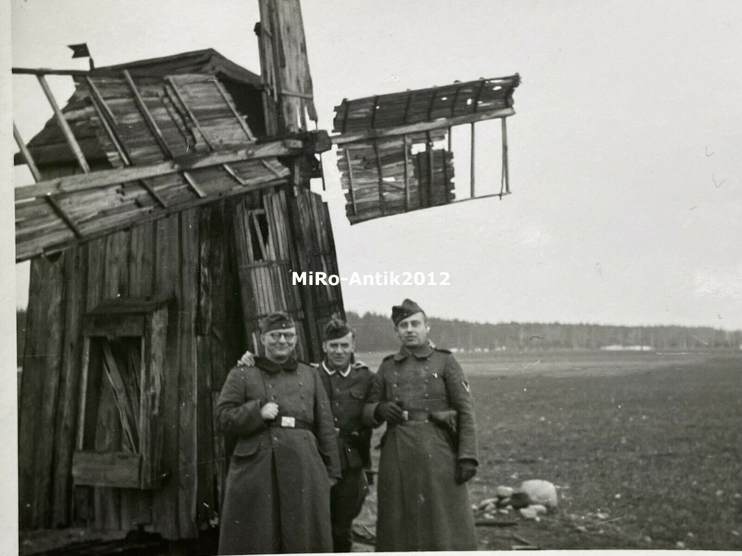 kleine Windmühle aus Holz in Russland4