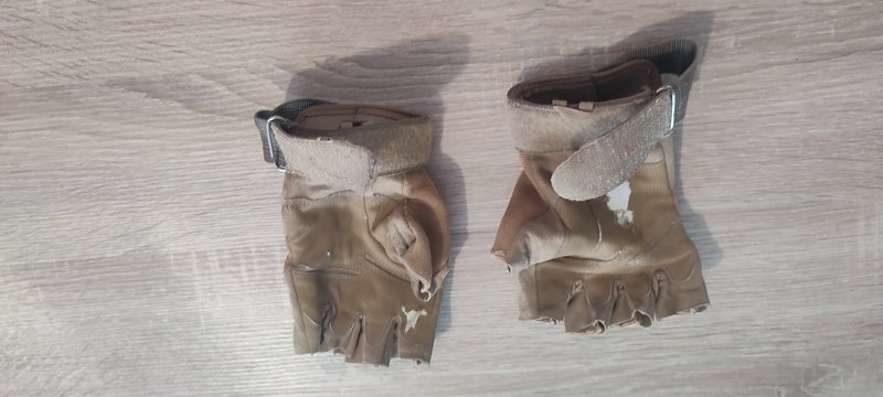 Une paire de mitaines Tan taille M