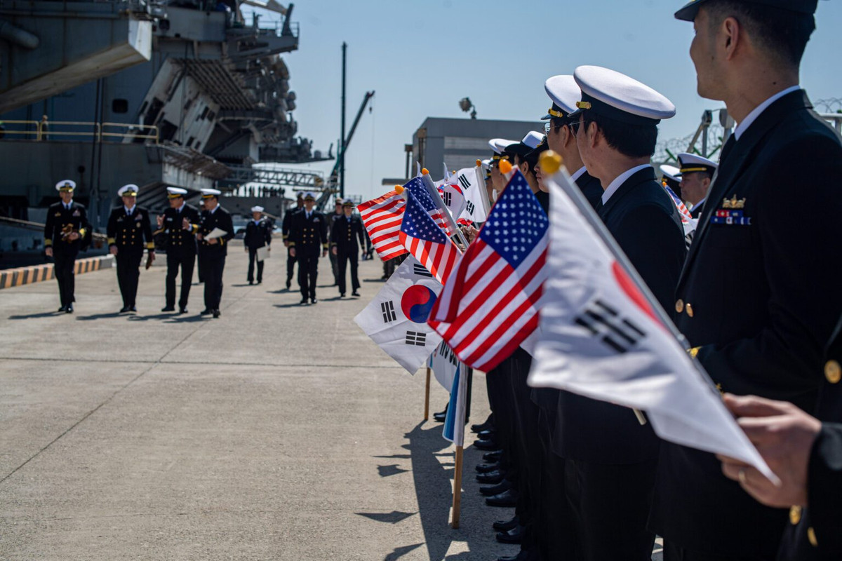 USS-Nimitz-Busan.jpg