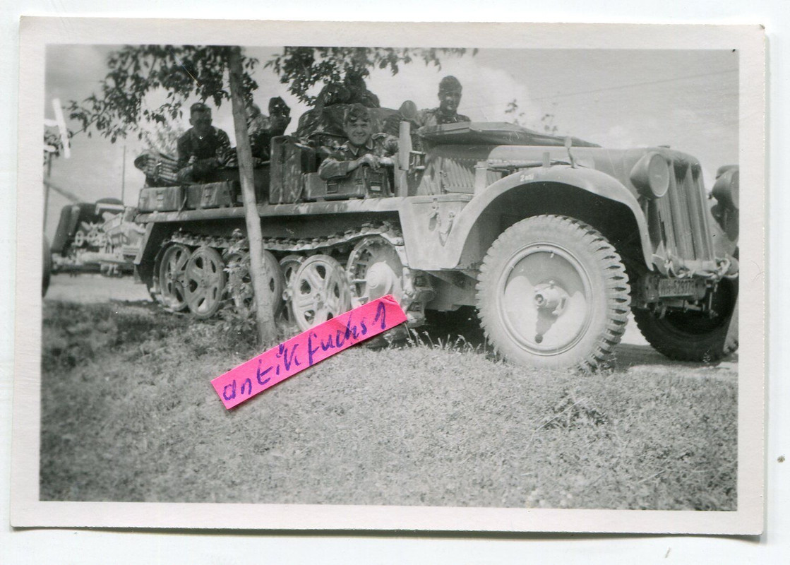 WH-Halbkette WH-529379 mit Geschütz in der Ukrai