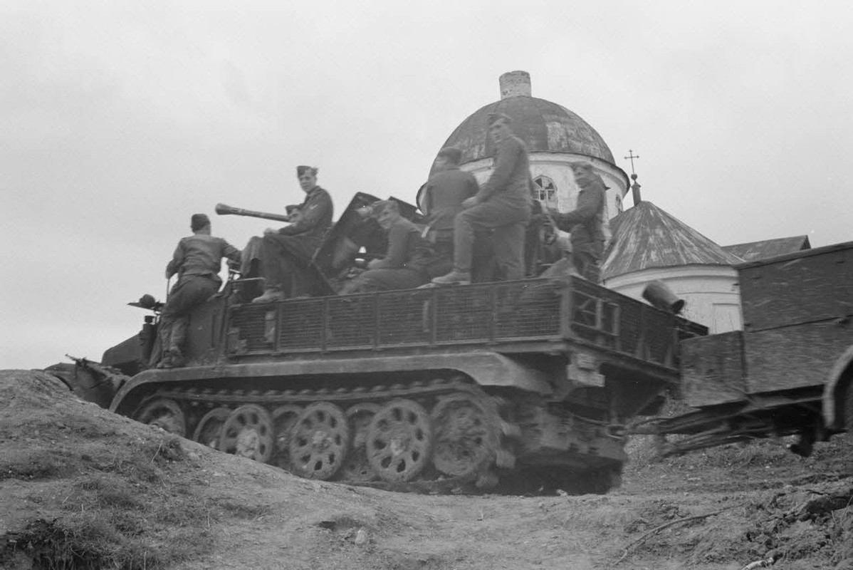 Chargé de fantassins allemands, un semi-chenillé Sd.Kfz.62 équipé d'un canon de 3.7cm Flak 36 du Lei