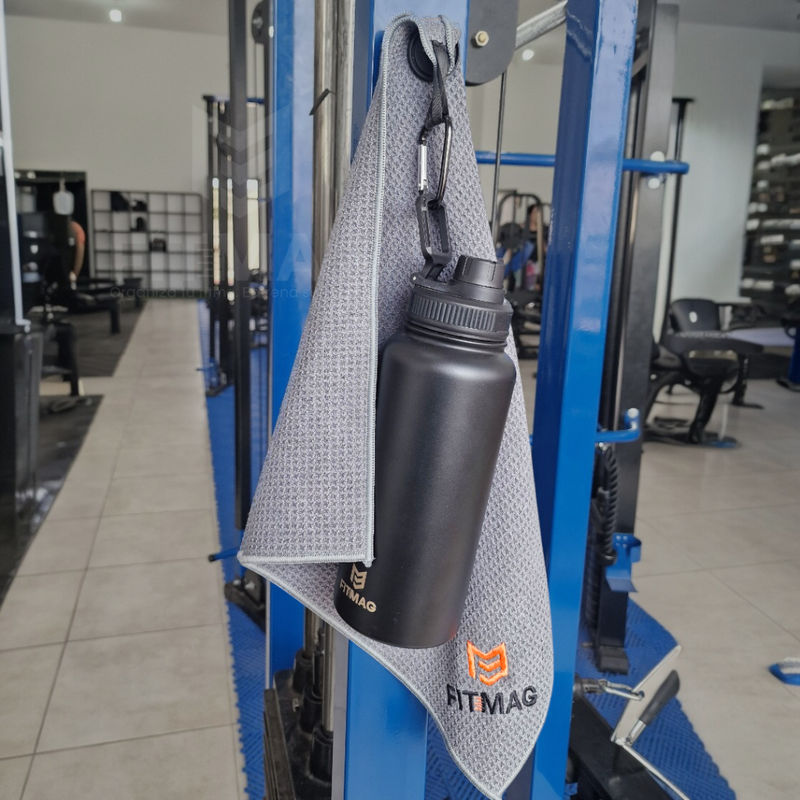 Toalla magnética FitMag adherida a máquina de gimnasio
