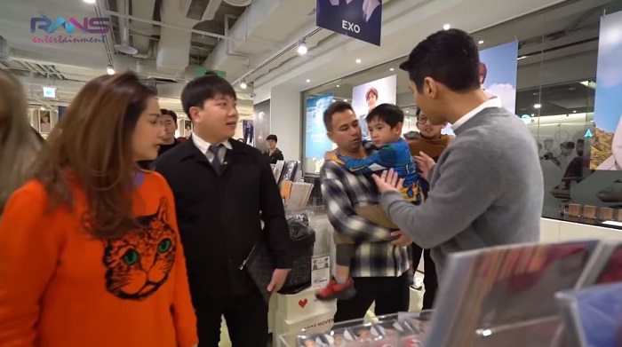 Momen saat Siwon Super Junior menawarkan diri untuk menggendong Rafathar