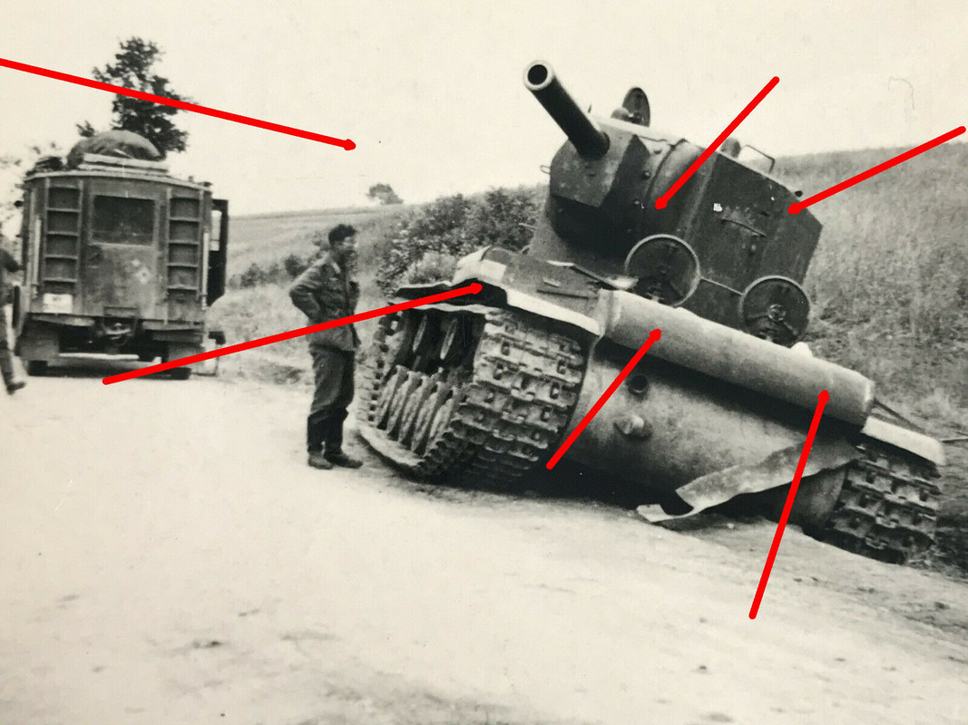 Foto Russland, KW 2 Panzer am Straßenrand, Beutepanzer.