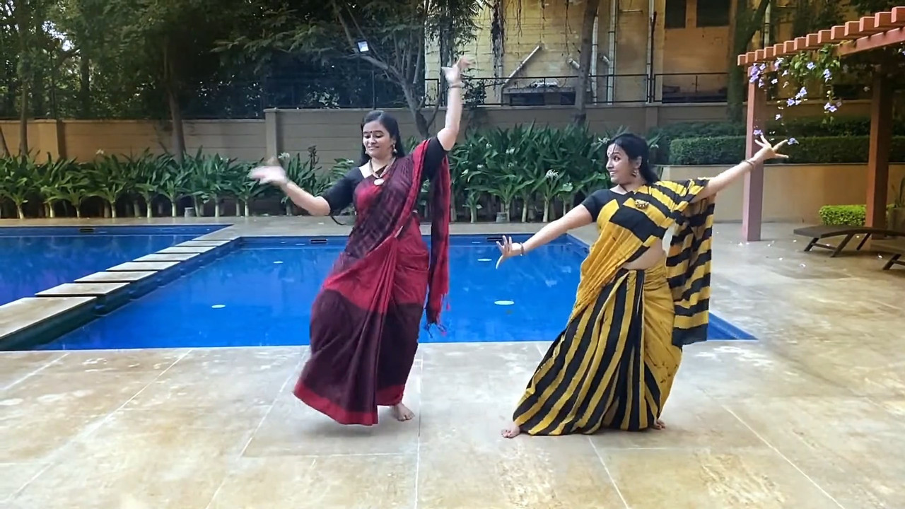 Malayali Homely Aunties Big Ass,Boobs and Navel while dancing.mkv_snapshot_03.48.671