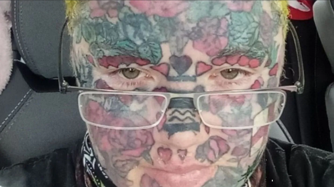 No le dan trabajo por tener tatuajes, tiene más de 800