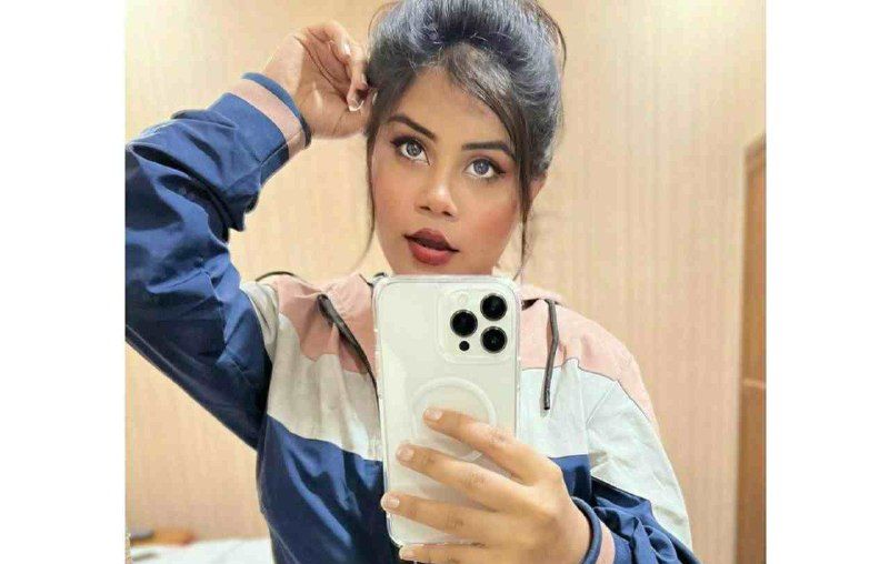 Hot desi girl showing her boob Latest