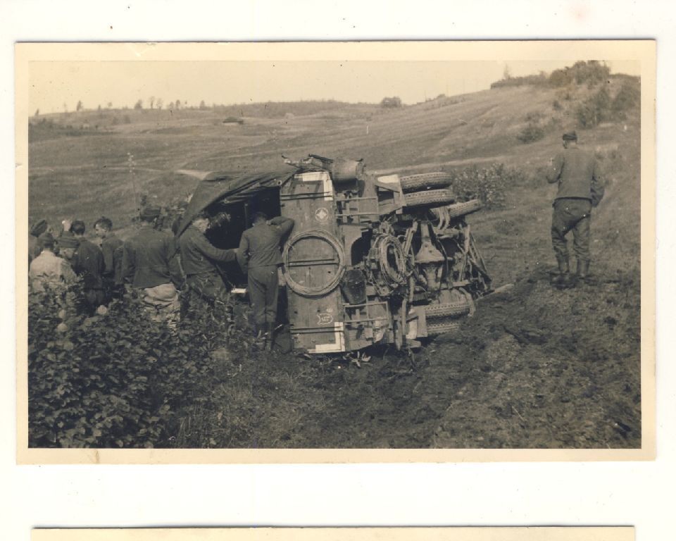 Foto Russland Ostfront - umgestürzter LKW - FORD