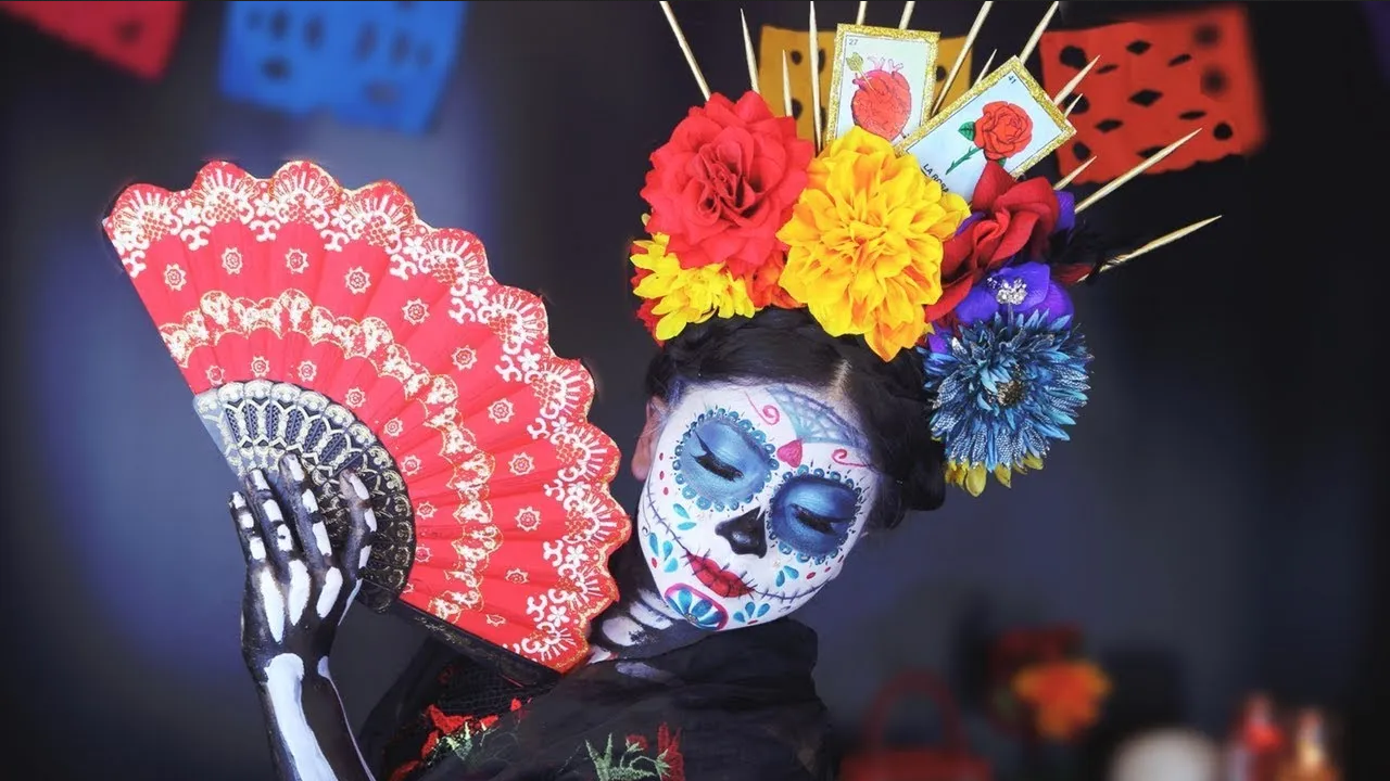 Ideas de peinados con diademas de catrinas, para lucir en Día de Muertos