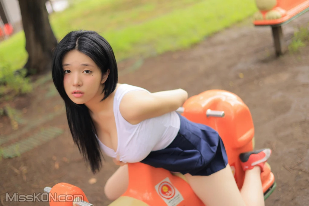 Yeon Woo (연우) 白背心蓝短裙写真，户外的自然与活力插图5