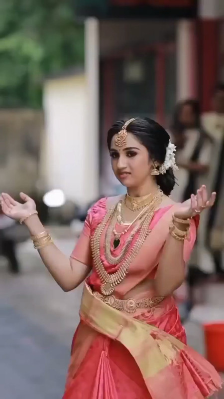 [Image: Pink-Saree-Dance-Kerala-Bride-that-girl-...29-115.jpg]