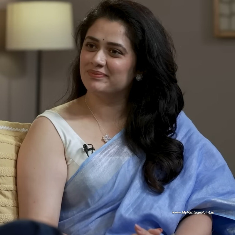 15-Girija-Oak-Godbole-Photos-in-Blue-Saree-and-White-Blouse-in-Lallantop-Interview-My-Vantage-Point