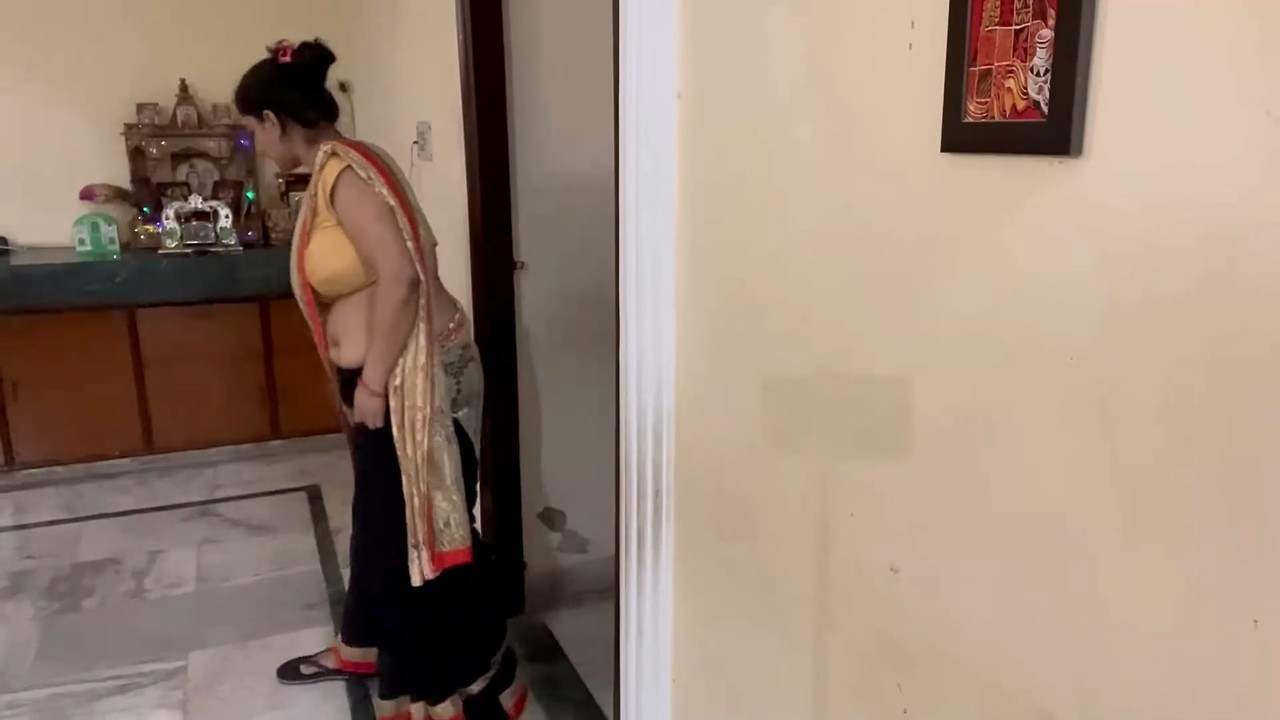 Sexy fleshy housewife ruby huge boobs, navel,ass in saree mkv snapshot 00  03 704 — Postimages