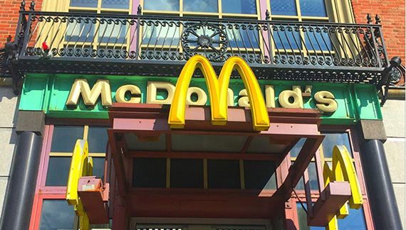 Restoran McDonald's menampilkan desain yang menggabungkan arsitektur yang ada dan fitur unik lainnya.