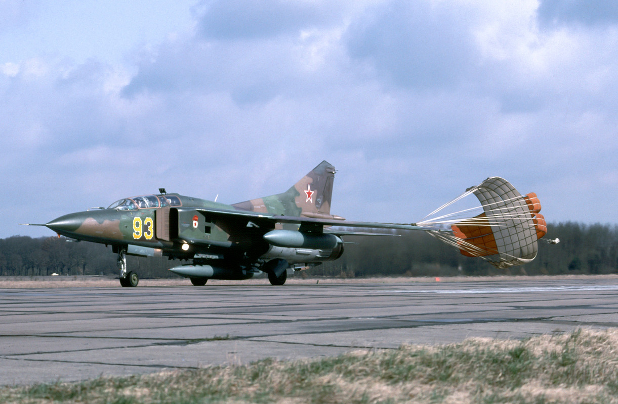 19 GvAPIB Mig-23UB 93 Yellow (3)b