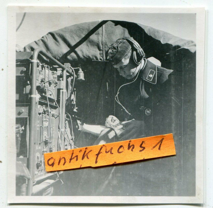 !Fu 19_Panzer-Soldat am großen Funk-Gerät im SPW im Kurland-Kessel 1944-45