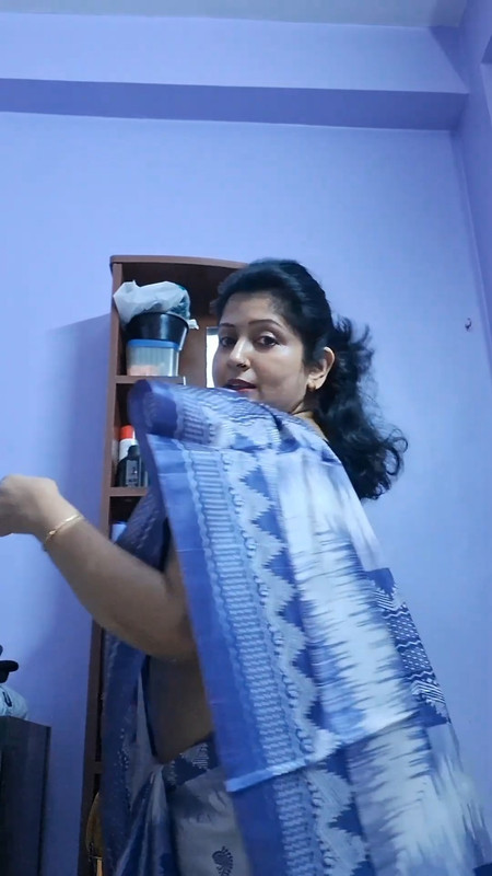 Bengali Fleshy aunty sexy armpits wide belly and deep navel show in blue saree.mp4_snapshot_01.58.08