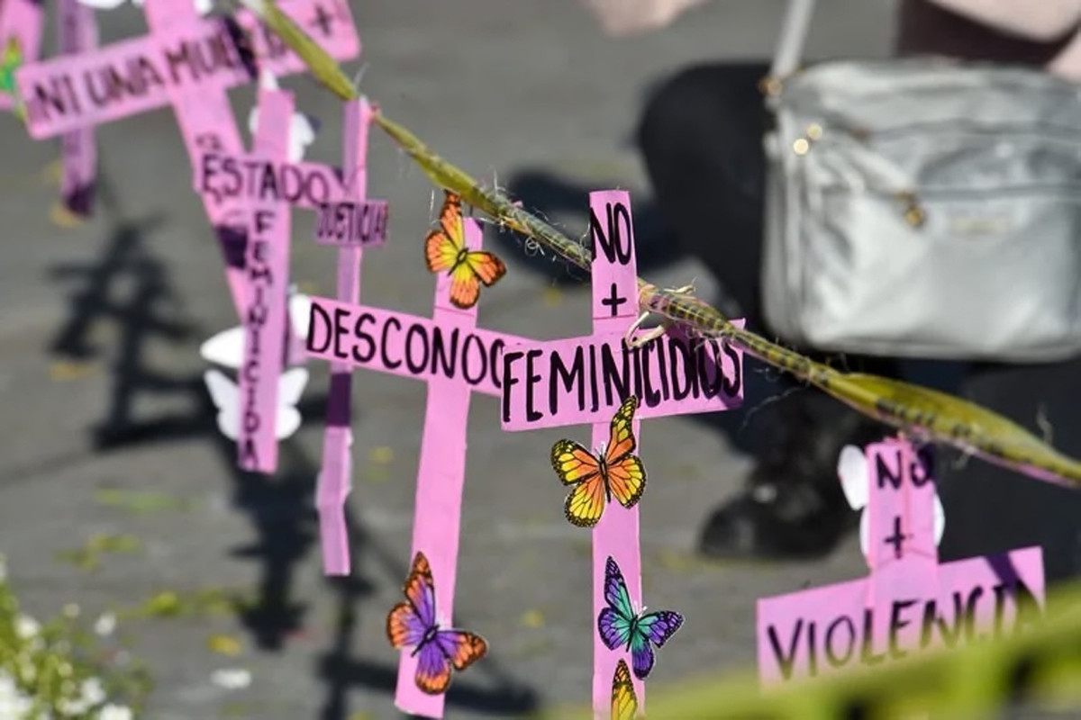 Hombre quema a una mujer de la calle después de intentar violarla
