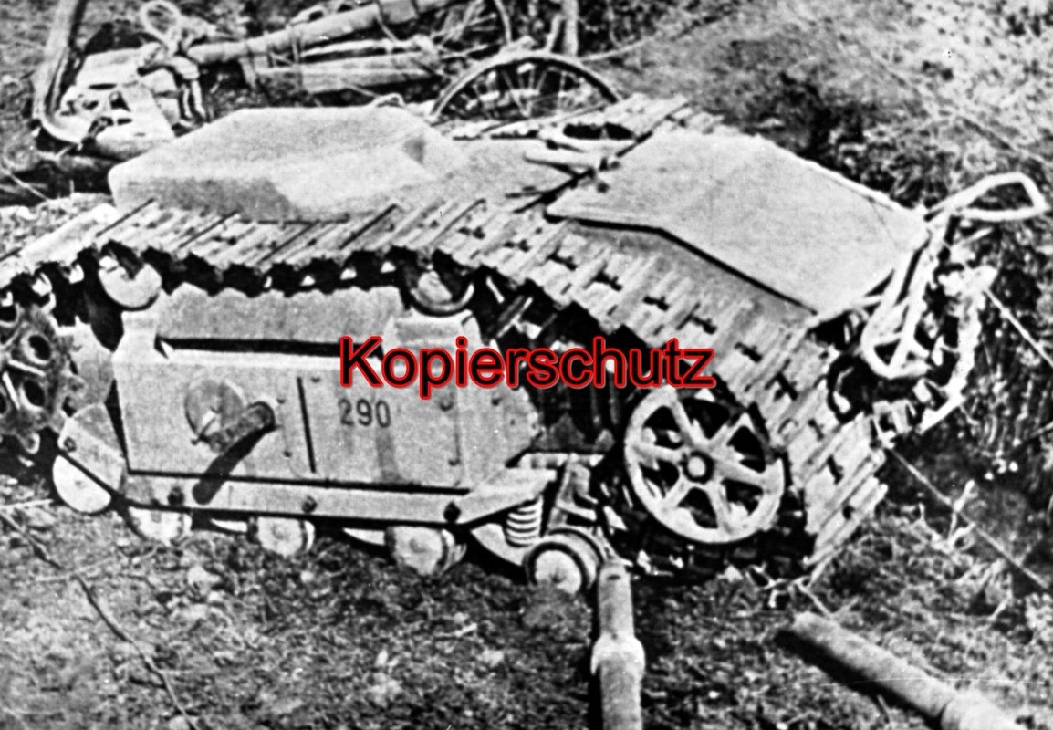 Zerstörtes Kettenfahrzeug