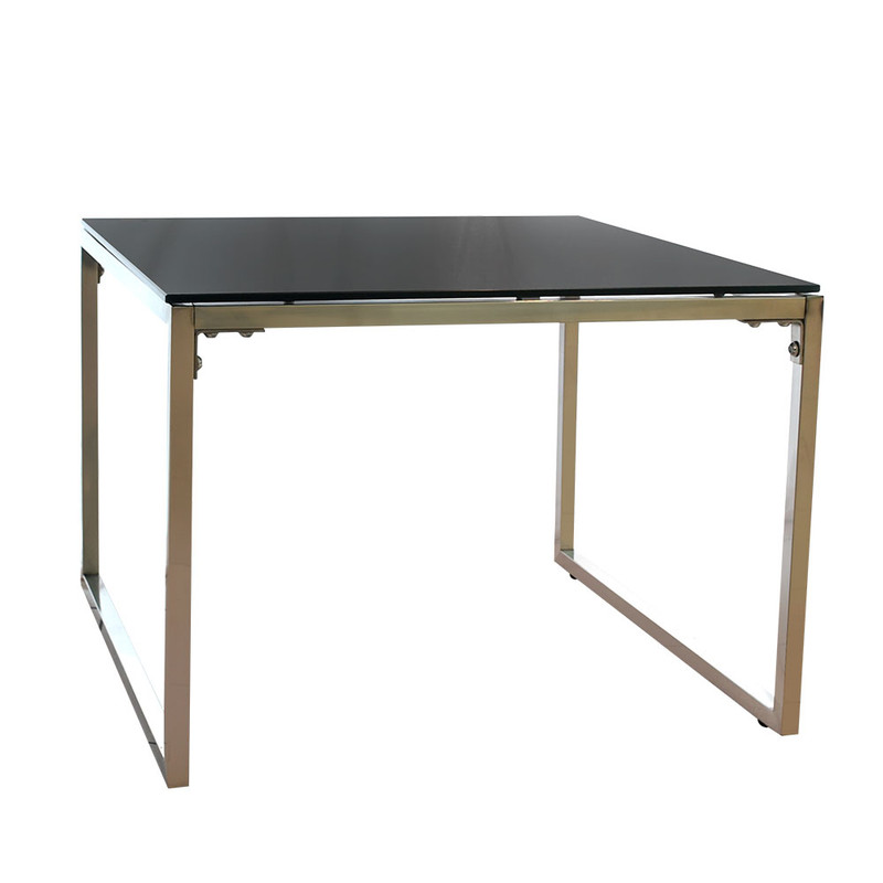 Mesa auxiliar con tope de cristal negro y base de metal en forma de C.