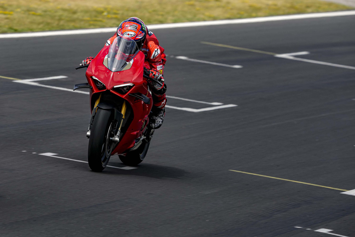 Фотографии Ducati Panigale V4 2022