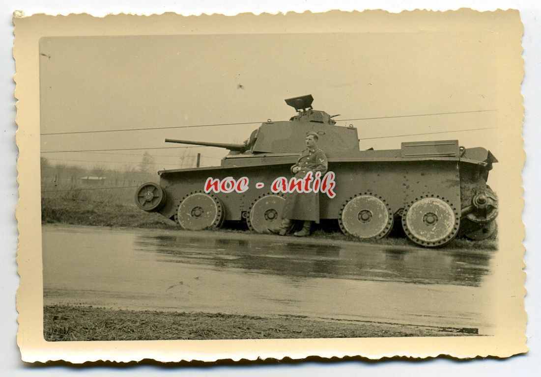 Foto Frankreich Caen, zerstörter Panzer am Weges