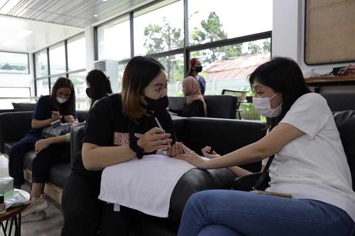 Daop 2 Bandung menyelenggarakan program layanan perawatan kecantikan gratis dengan tema 