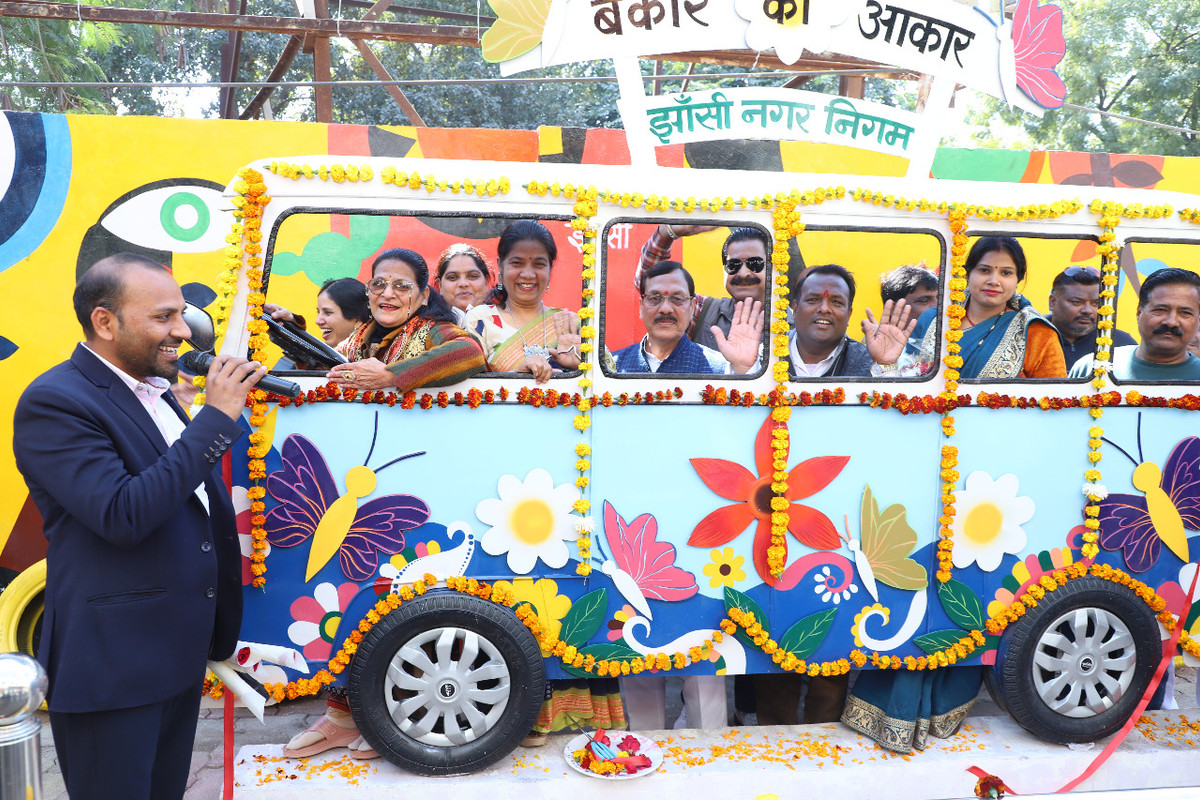 आकर्षक का केंद्र बनी कबाड़ से बनी सेल्फी प्वाइंट 