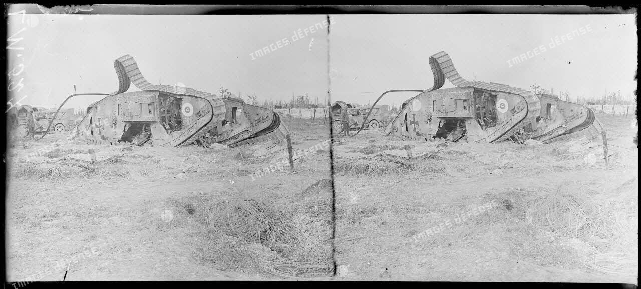 Tahure, Marne, tank allemand détruit par l'artillerie française. [légende d'origine]