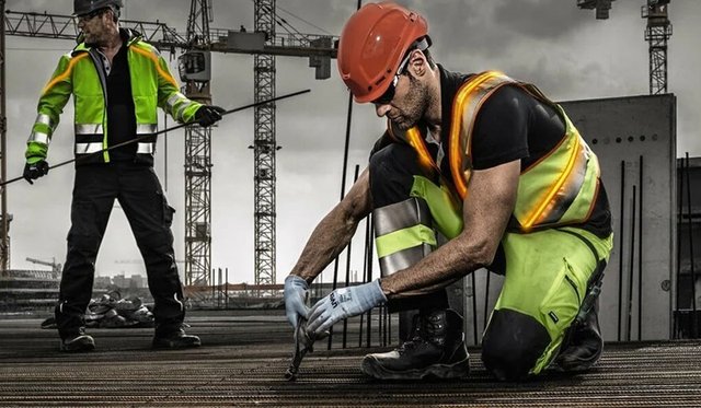 Захист від виробничих забруднень: спецодяг для будівельників