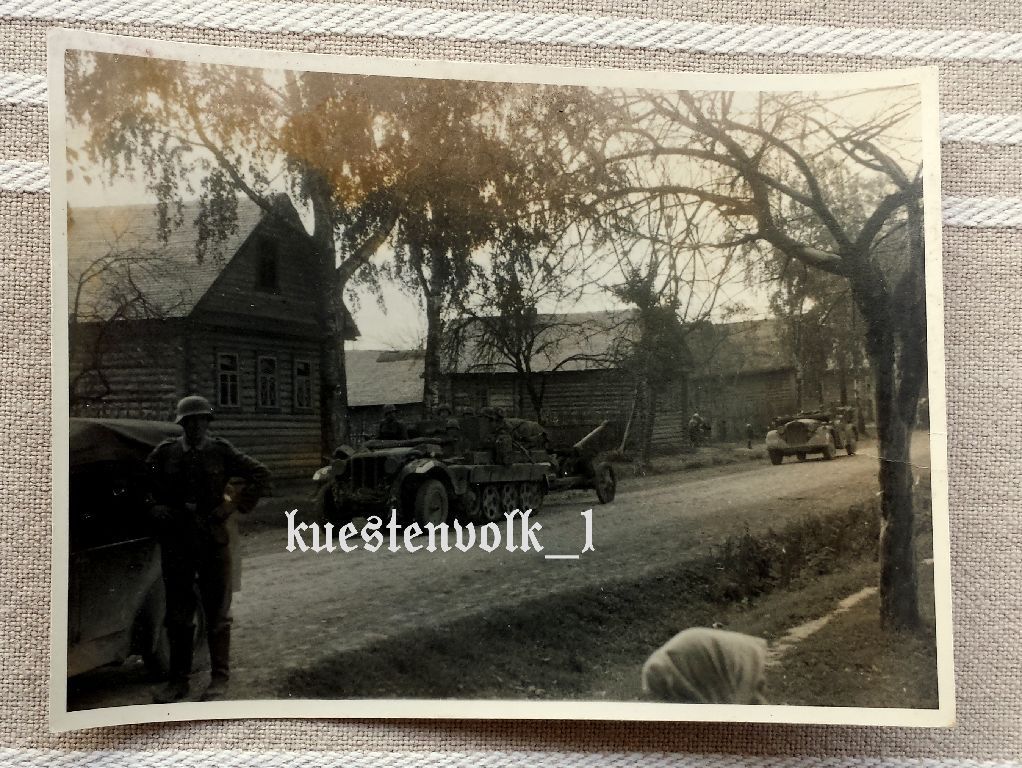 Orig. Foto Vormarsch SdKfz Halbkette 2.WK Vormarschstraße Kanone
