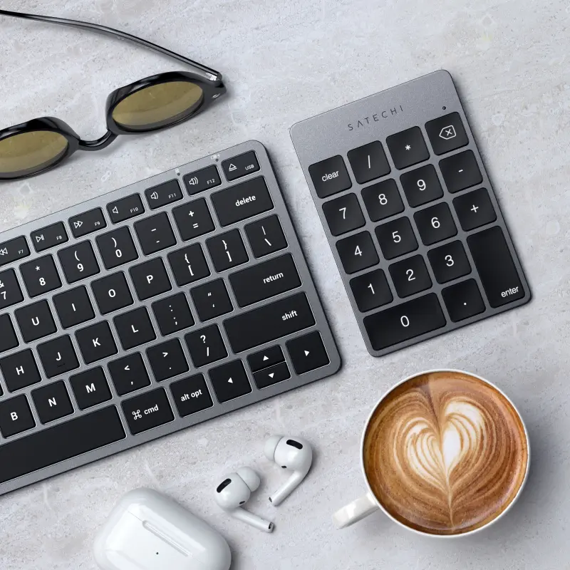 Teclado numérico Satechi al lado de un Magic Keyboard de Apple.