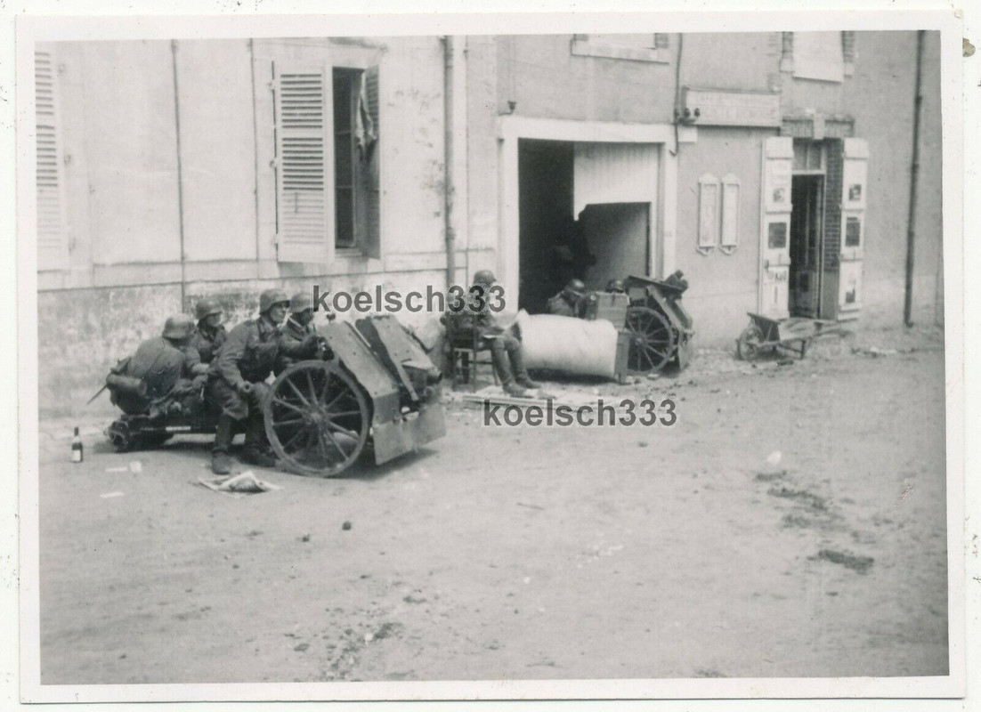 Foto Soldaten der Wehrmacht an Infanterie Geschützen in Ecueil Aisne Frankreich