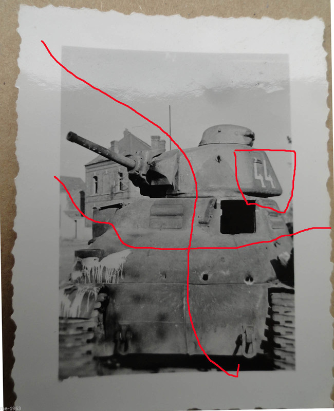 frz. Panzer mit Turmnummer 44 mit Einschusslöche